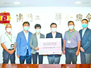 中聯辦代表接收工聯總會捐款，轉交河南相關機構。