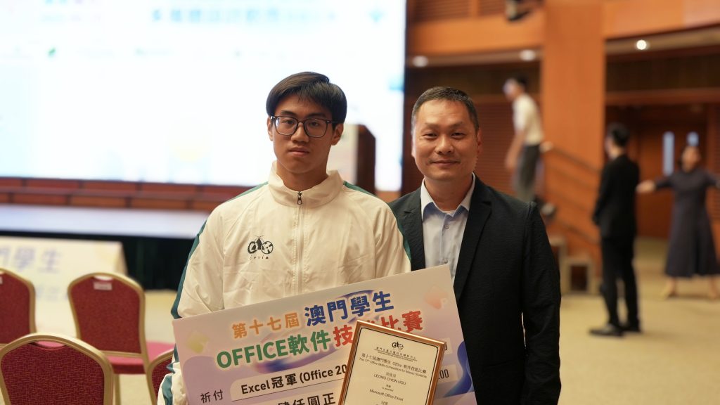 呂吉實校長與梁俊昊同學合照